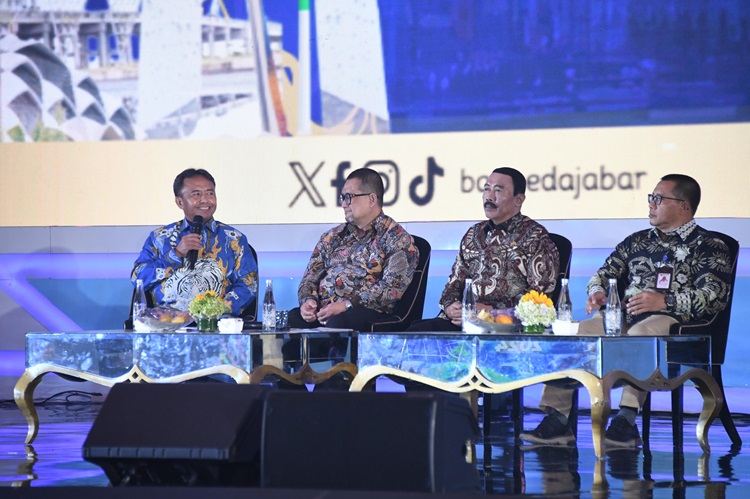 
Sekteraris Daerah (Sekda) Provinsi Jawa Barat (Jabar) Herman Suryatman menghadiri acara Musyawarah Perencanaan Pembangunan (Musrembang) Pemprov Jabar dalam Rangka Penyusunan RPJPD Tahun 2025 - 2045 dan RKPD Tahun 2025. (Foto: admin jabar)

