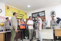 
Pj Gubernur Jabar Bey Machmudin meninjau jenazah korban kecelakaan di Km 58 Tol Jakarta - Cikampek di gedung Pemulasaran Jenazah RSUD Karawang, Kabupaten Karawang, Senin (8/4/2024).(Foto: Biro Adpim Jabar)