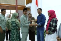 
Bupati Bandung Dadang Supriatna membuka Rakor Gagah Bencana Bersama Petugas Lini Lapangan Bangga Kencana yang digelar DP2KBP3A di Gedung Dewi Sartika, Komplek Pemkab Bandung, Soreang, Selasa (30/4/2024). (Foto: diskominfo)
