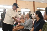 
Sekretaris Daerah Provinsi Jawa Barat Herman Suryatman memantau jalur mudik Kabupaten Cirebon - Kabupaten Kuningan serta meninjau kesiapan pelayanan fasilitas kesehatan di sepanjang jalur mudik, Senin (8/4/2024).(Foto: Biro Adpim Jabar)