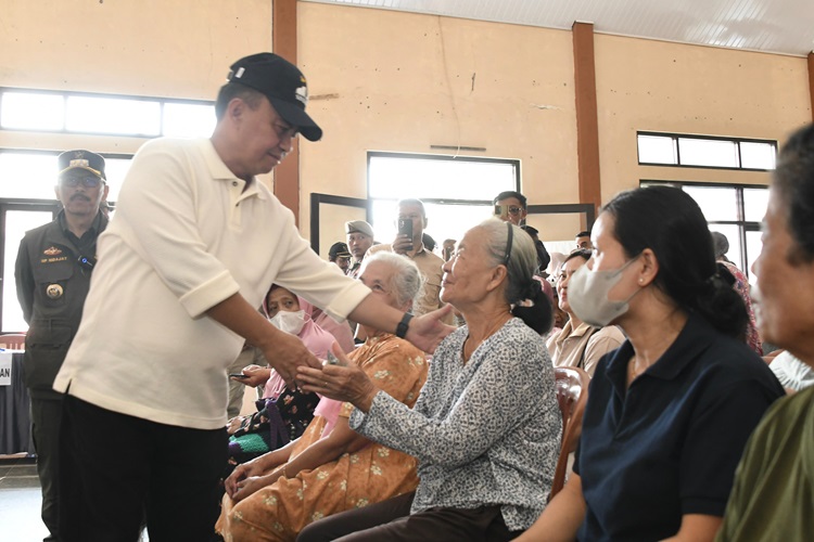 
Sekretaris Daerah Provinsi Jawa Barat Herman Suryatman memantau jalur mudik Kabupaten Cirebon - Kabupaten Kuningan serta meninjau kesiapan pelayanan fasilitas kesehatan di sepanjang jalur mudik, Senin (8/4/2024).(Foto: Biro Adpim Jabar)