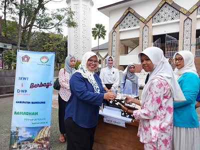 Ketua IKWI Kabupaten Bandung Yeni Herlina bagikan takjil (Foto: Istimewa)