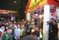 
Pj Gubernur Jabar Bey Machmudin meninjau patroli bersama dan pengamanan malam takbiran Idulfitri 1445 H/2024 di Posko Merdeka dan Cikapayang, Kota Bandung, Selasa (9/4/2024).(Foto: Biro Adpim  Jabar)
