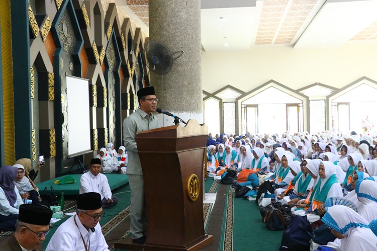 
Bupati Bandung Dadang Supriatna melepas 2.955 calon jemaah haji di Masjid Al Fathu Komplek Pemkab Bandung, Soreang, Selasa (30/4/2024). (Foto: diskominfo)
