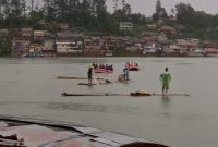 
Petugas gabungan Basarnas, BPBD Kabupaten Bandung dan Polsek Pangalengan masih melakukan pencarian korban, Rabu (10/4/2024). (Foto: BPBD Kab. Bandung)

