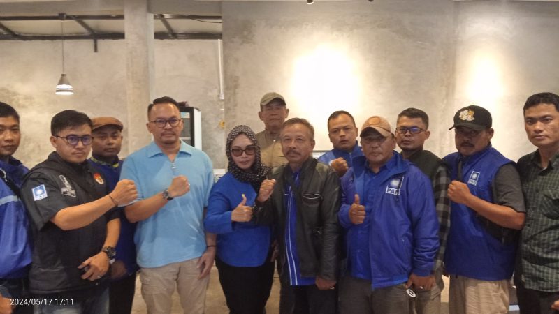  Faisal Harris (baju biru muda) bersama para Ketua DPC PAN KBB (Foto: Istimewa)
