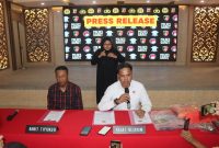 Kasat Reskrim Polres Garut, AKP Ari Rinaldi, memberikan keterangan kepada wartawan saat konferensi pers di Mapolres Garut, Jalan Sudirman, Kecamatan Karangpawitan, Kabupaten Garut, Jumat (24/5/2024) (Foto: Istimewa).
