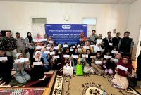 Nasabah PNM Mekaar yang terdampak bencana tanah longsor di Kecamatan Banjarwangi, Kabupaten Garut mendapatkan bantuan dari PNM Peduli melalui PNM Cabang Garut beberapa waktu lalu. (foto:ist) 