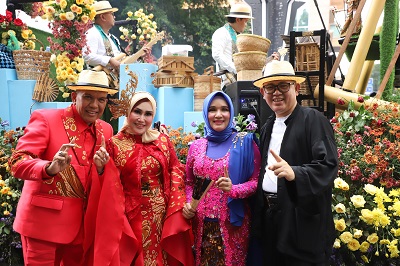  Arsan Latif bersama istri serta Ade Zakir bersama istri (Foto: Istimewa)
