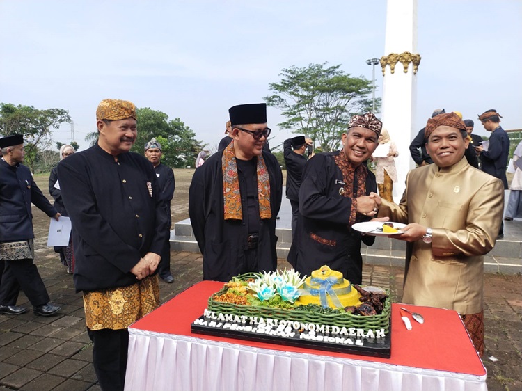 
Pj Bupati Bandung Barat Arsan Latif memberikan potongan tumpeng kepada Ketua DPRD KBB Rismanto didamoing Sekda KBB Ade Zakir dan Kadisdik KBB Asep Dendih. (Foto: heny/dara) 

