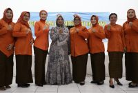 Ketua IKWI Kabupaten Bandung Yeni Herlina (sebelah kanan Ibu Bupati Bandung, Emma Dety Dadang Supriatna usai acara pelantikan IKWI (Foto: Istimewa)