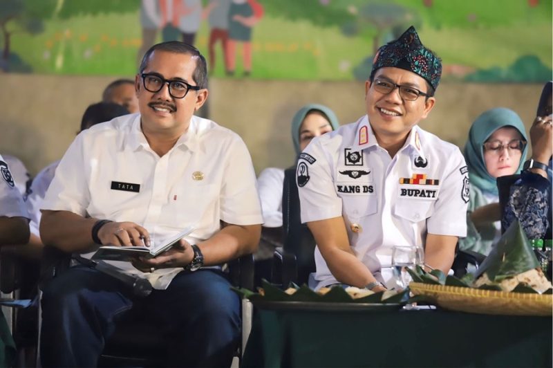 Bupati Bandung Dadang Supriatna (kanani-red) didamping Kepala Dinas Pemerintahan dan Pemberdayaan Desa, Tata Irawan menghadiri Rembug Beda di Desa Arjasari Kecamatan Arjasari Rabu (19/6/2024). (Foto: humas)
