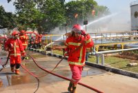 
Pertamina Patra Niaga Regional Jawa Bagian Barat  menggelar simulasi penanggulangan kondisi darurat bertempat di Integrated Terminal (IT) Jakarta - Plumpang pada Kamis (27/6/2024). (Foto: humas pertamina)

