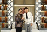 
Ketua Umum PSSI, Erick Thohir menyalami pelatih Timnas Indonesi Shin Tae-yong. (Foto: PSI)
