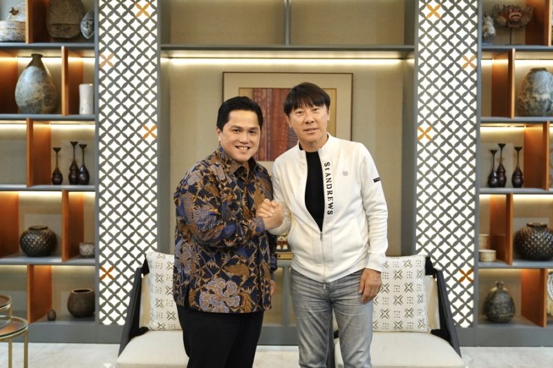 
Ketua Umum PSSI, Erick Thohir menyalami pelatih Timnas Indonesi Shin Tae-yong. (Foto: PSI)
