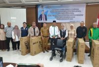 Kepala Dinsos KBB Ridwan Abdullah Putra saat menyerahkan bantuan alat bantu kepada PPSK (Foto: Istimewa)