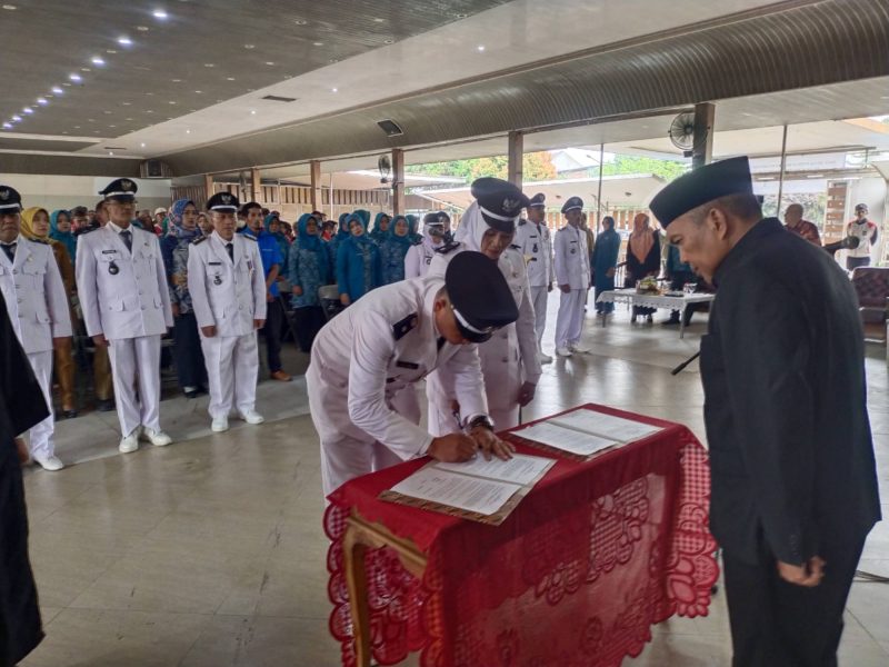 Para Kades di Ngamprah saat penandatanganan berita acara pengukuhan perpanjangan masa jabatan (Foto: Istimewa)