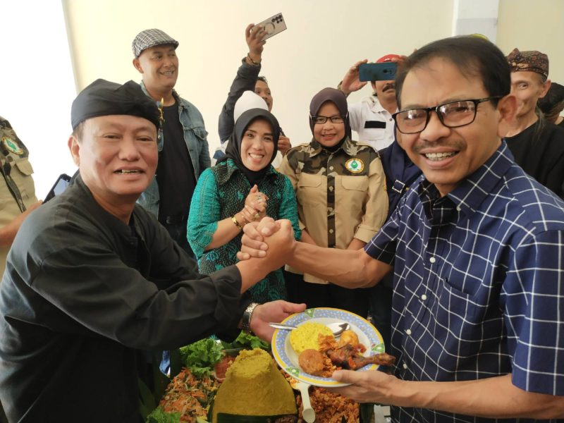 Ernawan Natasaputra (kanan) sebagai Dewan Penasihat P4KBB hadir pada saat syukuran Hari Jadi P4KBB (Foto: Istimewa)