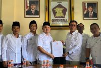 
Dr Abdullah Badar atau biasa disapa Kang Badar, saat mendaftar sebagai Balon Bupati Garut ke Parati Gerindra di Jalan Proklamasi, Kecamatan Tarogong Kidul, Kabupaten Garut, Jumat (21/6/2026). (Foto: andre/dara)
