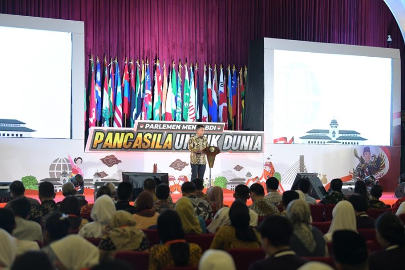 
Penjabat Gubernur Jawa Barat Bey Machmudin menghadiri Kegiatan Seminar Parlemen Mengabdi dengan tema 
