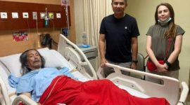 
Pj Gubernur Jabar, Bey Machmudin menjenguk salah satu personel grup musik Bimbo, Darmawan Hardjakusumah atau Kang Acil Bimbo, di Rumah Sakit Advent Bandung.(Foto: adpim jabar)
