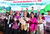 
Ketua TP PKK Jabar Amanda Soemedi Bey Machmudin (kedua dari kanan) didampingi Kepala DP3AKB mendampingi Bilqis Priscilla, siswi SMP Negeri 2, Kota Cimahi, mewakili Jawa Barat terpilih sebagai anak berprestasi di Indonesia. (Foto: dokpim jabar)

