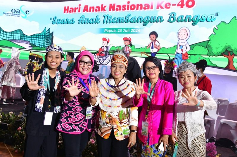 
Ketua TP PKK Jabar Amanda Soemedi Bey Machmudin (kedua dari kanan) didampingi Kepala DP3AKB mendampingi Bilqis Priscilla, siswi SMP Negeri 2, Kota Cimahi, mewakili Jawa Barat terpilih sebagai anak berprestasi di Indonesia. (Foto: dokpim jabar)

