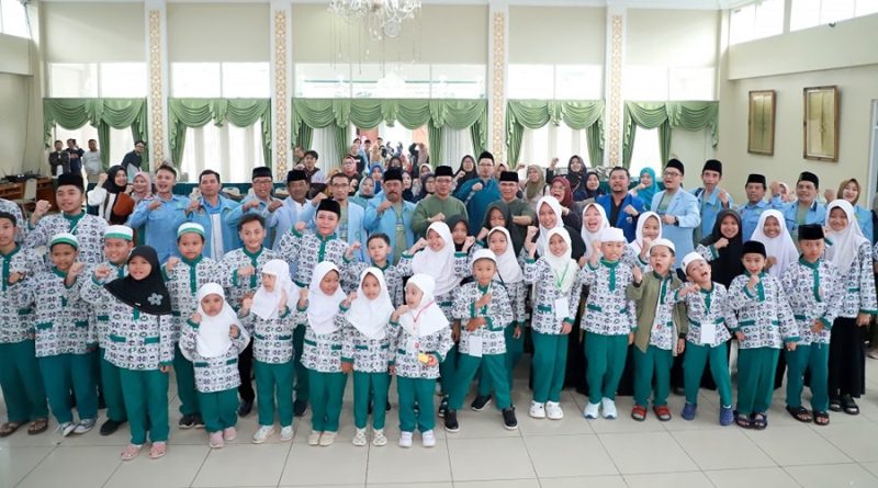 
Bupati Bandung Dadang Supriatna, saat melepas secara resmi ratusan kafilah Festival Anak Sholeh Indonesia (FASI) XII Tingkat Jawa Barat, di Rumdin Bupati Bandung, Jumat (5/7/2024). (Foto: diskominfo)
