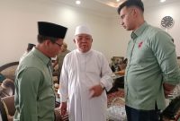
Bupati Bandung Dadang Supriatna dan Ali Syakieb bersilahturahmi dengan pimpinan Pontren Darul Ma'arif Sofyan Yahya, Jum'at (26/7/2024). (Foto: maji/dara) 
