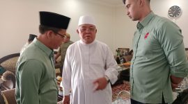 
Bupati Bandung Dadang Supriatna dan Ali Syakieb bersilahturahmi dengan pimpinan Pontren Darul Ma'arif Sofyan Yahya, Jum'at (26/7/2024). (Foto: maji/dara) 
