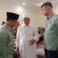 
Bupati Bandung Dadang Supriatna dan Ali Syakieb bersilahturahmi dengan pimpinan Pontren Darul Ma'arif Sofyan Yahya, Jum'at (26/7/2024). (Foto: maji/dara) 

