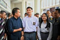 Penjabat Gubernur Jawa Barat Bey Machmudin menghadiri launching film pendek Saber Pungli berjuuld Hantu di Sekolah, di Gedong Budaya Sabilulungan Kabupaten Bandung, Sabtu (6/7/2024). (Foto: adpim jabar) 