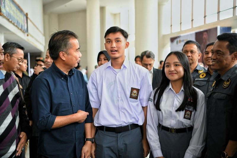 Penjabat Gubernur Jawa Barat Bey Machmudin menghadiri launching film pendek Saber Pungli berjuuld Hantu di Sekolah, di Gedong Budaya Sabilulungan Kabupaten Bandung, Sabtu (6/7/2024). (Foto: adpim jabar) 