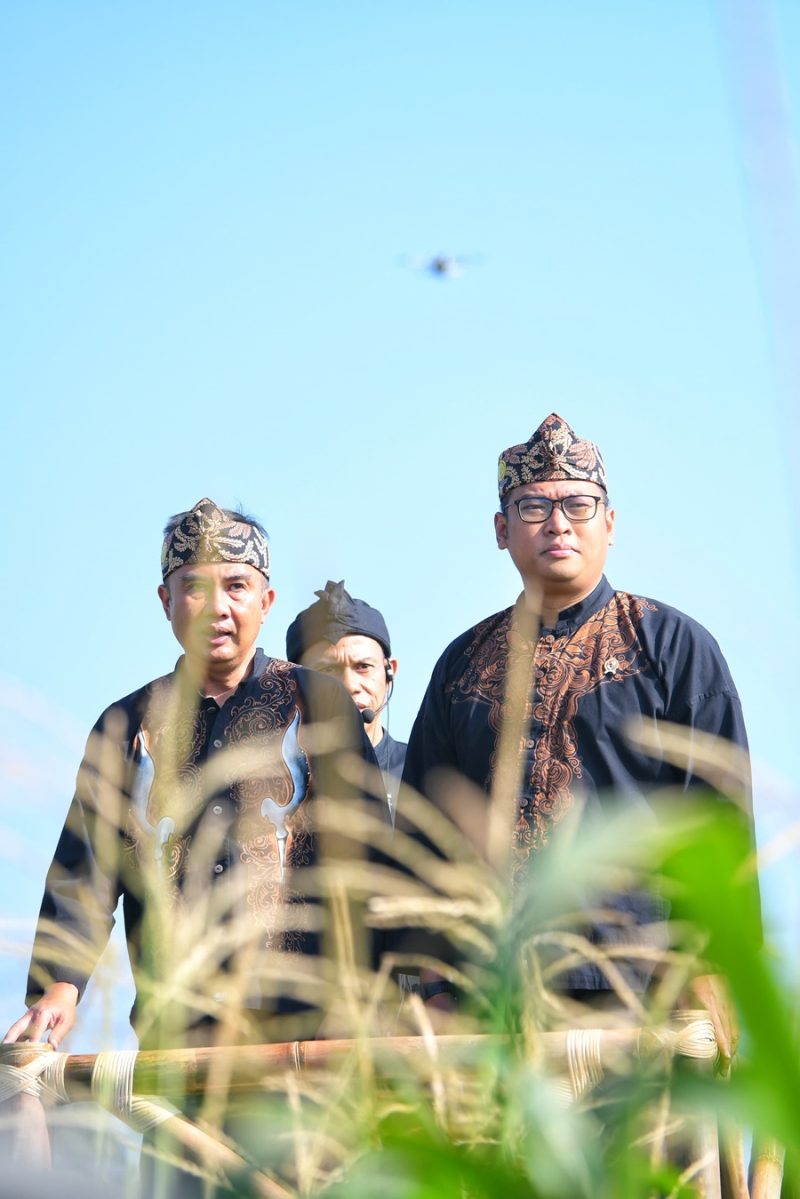 
Penjabat Gubernur Jawa Barat Bey Machmudin menghadiri Gebyar Perbenihan Tanaman Pangan ke - IX, di Gedung Budaya Sabilulungan, Kabupaten Bandung, Sabtu (27/7/2024). Acara dibuka Wakil Menteri Pertanian RI Sudaryono. (Foto: Dokpim Jabar)