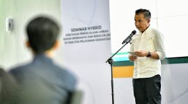 
Pj Gubernur Jawa Barat Bey Machmudin membuka Seminar Kebijakan Pengelolaan Limbah Bahan Berbahaya dan Beracun (B3) di Fasilitas Pelayanan Kesehatan, di aula kantor Dinas Lingkungan Hidup Provinsi Jawa Barat, Kota Bandung, Selasa (30/7/2024).(Foto: Biro Adpim Jabar)
