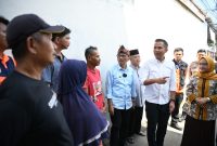 Penjabat (Pj.) Gubernur Jawa Barat Bey Machmudin meninjau sejumlah lokasi yang terdampak bencana gempa bumi di Kabupaten Kuningan, Jumat (26/7/2024). (Foto: biro adpim jabar)

