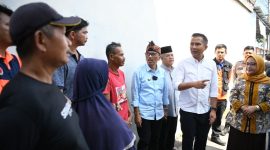 Penjabat (Pj.) Gubernur Jawa Barat Bey Machmudin meninjau sejumlah lokasi yang terdampak bencana gempa bumi di Kabupaten Kuningan, Jumat (26/7/2024). (Foto: biro adpim jabar)

