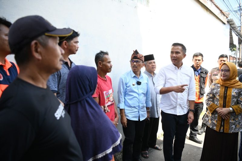 Penjabat (Pj.) Gubernur Jawa Barat Bey Machmudin meninjau sejumlah lokasi yang terdampak bencana gempa bumi di Kabupaten Kuningan, Jumat (26/7/2024). (Foto: biro adpim jabar)

