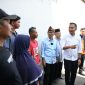 Penjabat (Pj.) Gubernur Jawa Barat Bey Machmudin meninjau sejumlah lokasi yang terdampak bencana gempa bumi di Kabupaten Kuningan, Jumat (26/7/2024). (Foto: biro adpim jabar)

