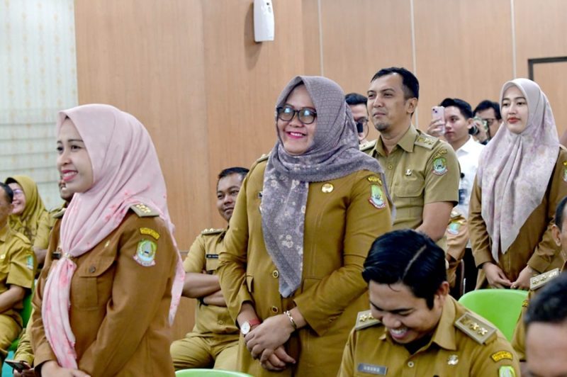 
Penjabat Gubernur Jabar Bey Machmudin saat rapat konsolidasi Optimalisasi Pencapaian Indikator Makro Pembangunan Jawa Barat dengan jajaran Pemda Kota Bekasi di Kompleks Pemkot Bekasi, Senin (15/7/2024).(Foto:Dokpim Jabar)
