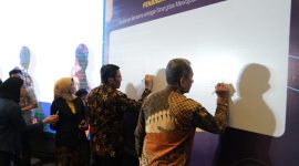 
Plt Asisten Administrasi Umum Setda Provinsi Jabar Hening Widyatmoko dan Kepala Diskominfo Jabar Ika Mardiah saat membuka IKP Fest 2024 di Kabupaten Karawang, Kamis (18/7/2024).(Foto: biro adpim)
