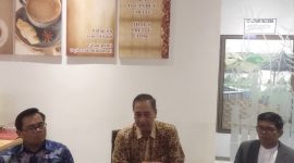 
Anggota Komisi X DPR RI, Ferdiansyah, bersama Kepala Dinas Olah Raga (Dispora) Kabupaten Garut, Ade Hendarsyah, dan Ketua Cabor Aquatik KONI Garut, Agus Ismail, memberikan keterangan usai kegiatan Bimtek di Hotel Harmoni Garut, Rabu malam (17/7/2024).(Foto: andre/dara)
