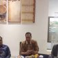 
Anggota Komisi X DPR RI, Ferdiansyah, bersama Kepala Dinas Olah Raga (Dispora) Kabupaten Garut, Ade Hendarsyah, dan Ketua Cabor Aquatik KONI Garut, Agus Ismail, memberikan keterangan usai kegiatan Bimtek di Hotel Harmoni Garut, Rabu malam (17/7/2024).(Foto: andre/dara)

