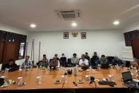 
Diskusi publik dengan tema “Dilema Kabinet Prabowo dalam Bingkai Koalisi Besar” yang diadakan secara hybrid melalui zoom meeting dan bertempat di ruang Granada, Universitas Paramadina Jakarta pada Kamis (11/7/2024).(Foto: Ist)
