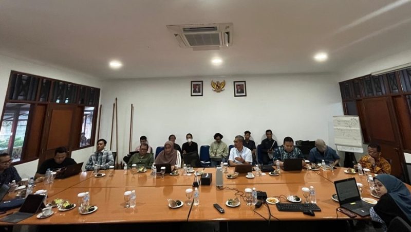 
Diskusi publik dengan tema “Dilema Kabinet Prabowo dalam Bingkai Koalisi Besar” yang diadakan secara hybrid melalui zoom meeting dan bertempat di ruang Granada, Universitas Paramadina Jakarta pada Kamis (11/7/2024).(Foto: Ist)

