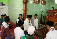 
Bupati Bandung Dadang Supriatna berbincang dengan sejumlah Ustad saat
Jumat Keliling di Masjid Baitul Muslimin, Kampung Babakan Timur RW 07 Desa/Kecamatan Nagreg Kabupaten Bandung, Jumat (12/7/2024).(Foto: diskominfo) 
