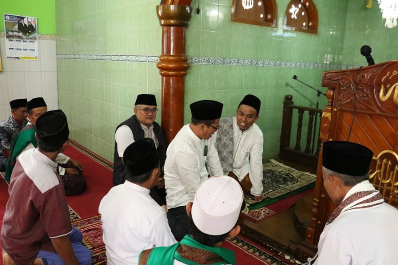 
Bupati Bandung Dadang Supriatna berbincang dengan sejumlah Ustad saat
Jumat Keliling di Masjid Baitul Muslimin, Kampung Babakan Timur RW 07 Desa/Kecamatan Nagreg Kabupaten Bandung, Jumat (12/7/2024).(Foto: diskominfo) 
