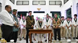 
Penjabat Gubernur Jabar Bey Machmudin melantik Pengurus Badan Koordinasi HMI Jabar dan Korps  HMI - Wati periode 2024 - 2026, di Gedung Sate, Kota Bandung, Sabtu (27/7/2024). (Foto: biro adpim jabar)
