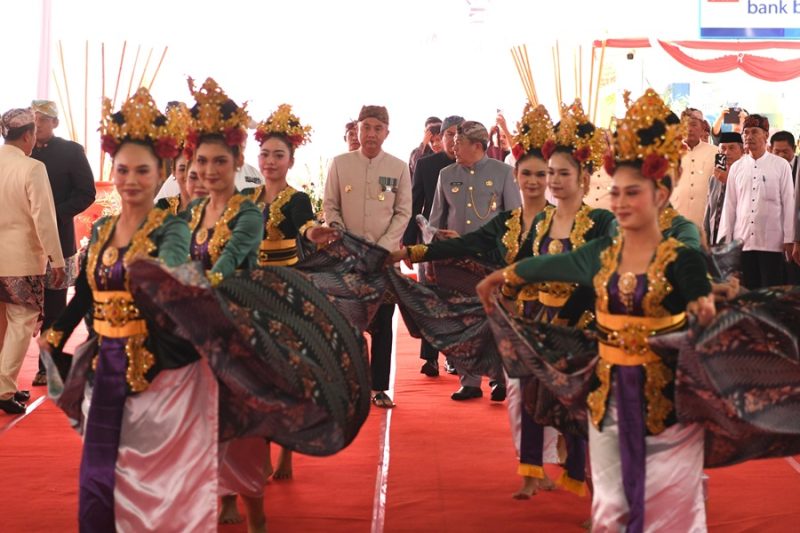 
Pj Gubernur Jabar Bey Machmudin Menghadiri Rapat Paripurna dalam rangka Hari Jadi ke-193 Kota Purwakarta dan Hari Jadi ke-56 Kabupaten Purwakarta di Ruang Rapat Paripurna DPRD Purwakarta, Sabtu (20/7/2024). (Foto: adpim jabar)

