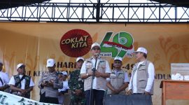 
Bupati andung, Dadang Supratna memberikan sambuatan pada Harlah MUI ke-49, di
di Alun-alun Kecamatan Cicalengka, Kabupaten Bandung, Minggu  (28/7/2024).(Foto: diskominfo)
